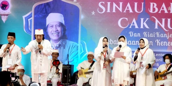 Puan Ikut Bersenandung Lagu Daerah saat Acara Sinau Bareng Cak Nun