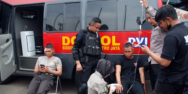 Petugas Kepolisian Luka-luka Akibat Lemparan Batu Demonstran