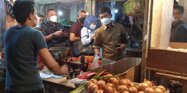 Kunjungi Pasar Tradisional, Komisi VI DPR Temukan Harga Minyak Goreng Curah Masih di Atas HET
