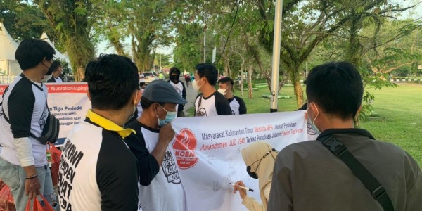 KOBAR Kaltim Bagi-Bagi Takjil dan Teken Petisi Dukung Amandemen Konstitusi