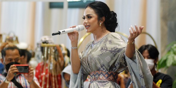 Krisdayanti  Imbau Pekerja Migran Indonesia (PMI) Ikuti Prosedur