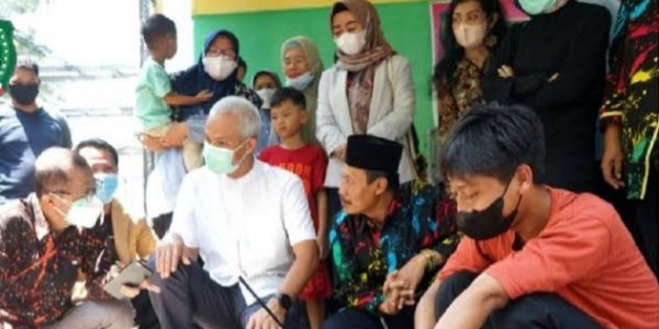 Di Magetan, Ganjar Pranowo Seru-seruan Diajari Batik oleh Penyandang Disabilias