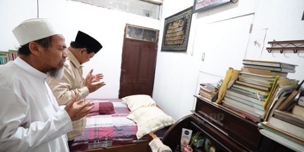 Prabowo Teteskan Air Mata, Kenang Almarhum Mbah Moen