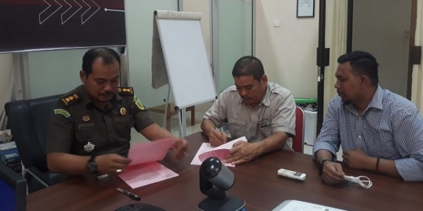 Pelimpahan Tahap II, Kejati Aceh Serahkan Tersangka dan Berkas Perkara Korupsi Jembatan Kuala Gieging