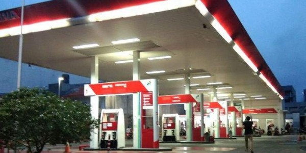 DPR Minta Pemerintah Larang Mobil Mewah Pakai BBM Subsidi