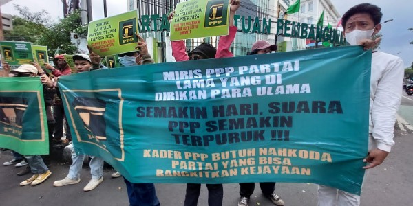 Tak Mau PPP Sekarat, Massa Gelar Aksi Teatrikal Tuntut Suharso Mundur