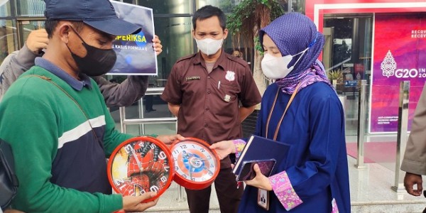 Beri Jam Dinding, Massa Minta KPK Jangan Berlama-Lama Umumkan Hasil Penyelidikan Formula E