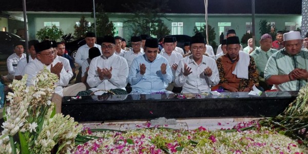 Waketum PKB dan Sekjen Gerindra Ziarah Bareng ke Makam Kiai Dimyati Rois
