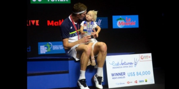 Momen Manis Viktor Axelsen Pangku dan Cium Anaknya Usai Juarai Indonesia Open 2022