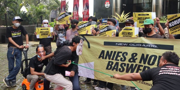 Gelar Aksi Teatrikal, Massa Pendemo Desak KPK Seret Koruptor Formula E