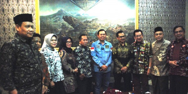 Sultan B.Najamudin Silahturahmi Dengan Imam Islamic Center Of New York