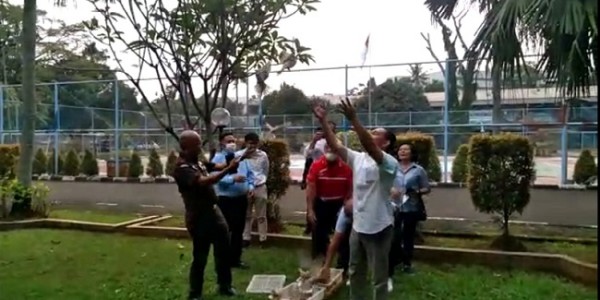 Jaga Keseimbangan Alam, Kajati DKI Lepaskan Burung dari Sangkarnya Agar Terbang Bebas