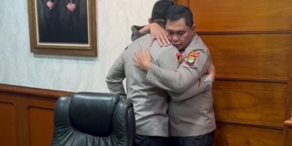Momen Haru Saat Kadiv Propam Menangis di Pelukan Kapolda Metro