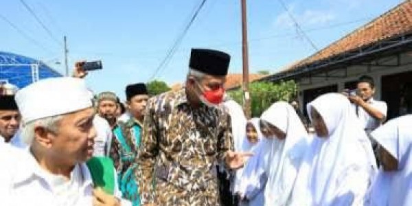Sambangi Ponpes An-Nawawi, Ganjar dapat Lagu dari Ulama Ternama