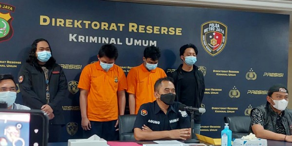 Aniaya Pendukung Persib, Dua Suporter Persija Kenakan Baju Oranye di Kantor Polisi