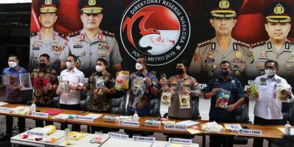 Ekspor Biji Kokain Bermodus Boneka Jari, Seorang Pria Ditangkap Polisi