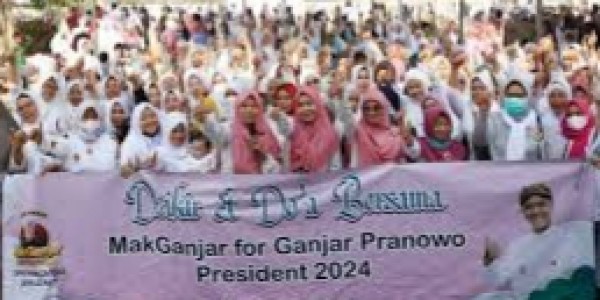 Berpihak Rakyat Kecil, Ratusan Emak-emak Doakan Ganjar jadi Presiden