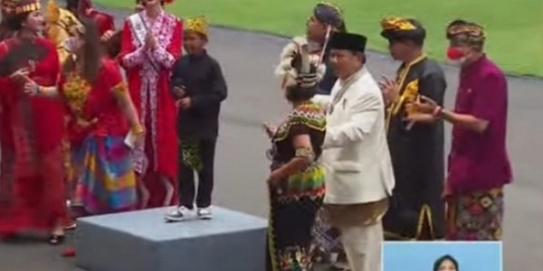 Joget di Hadapan Jokowi, Prabowo: Diizinkan Presiden