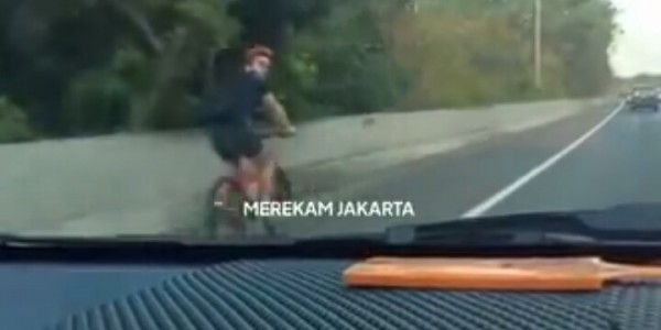 Baru Sehari di Indonesia, WN Arab Nyelonong Masuk Tol Pakai Sepeda