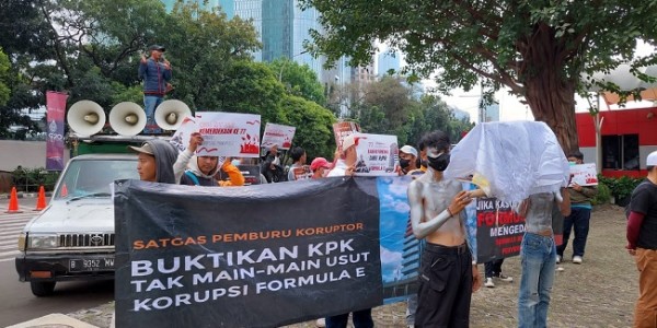 Bawa Keranda Mayat, Demonstran Ingatkan KPK Tak Main Mata Soal Kasus Formula E
