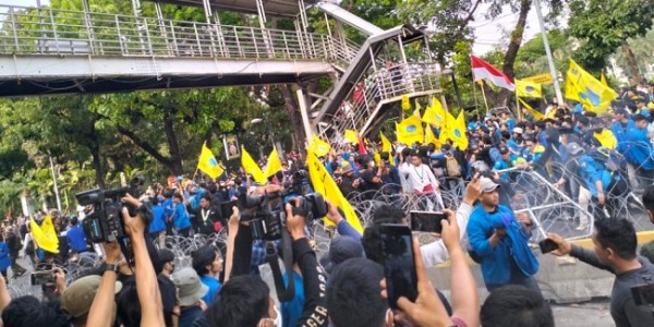 Demo PMII Sempat Ricuh, Massa  Bakar Ban dan Robohkan Kawat Berduri