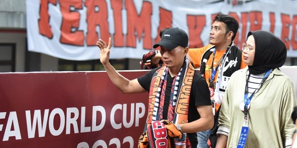 FOTO: Penuh Haru, Ismed Sofyan Resmi Berpisah Dengan Persija Jakarta