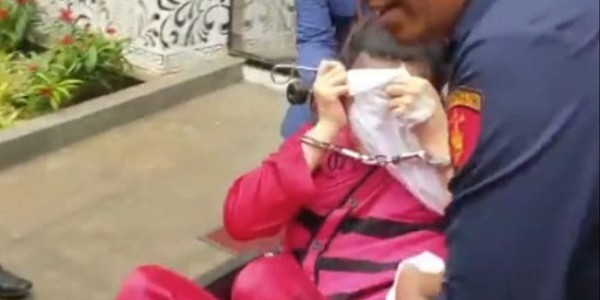 Hasnaeni si 'Wanita Emas' Meronta dan Teriak Histeris Saat Dimasukkan ke Mobil Tahanan