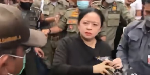 Cemberut Bagi Kaus, Pengamat: Bahasa Tubuh Puan Sulit Menyatu dengan Wong Cilik