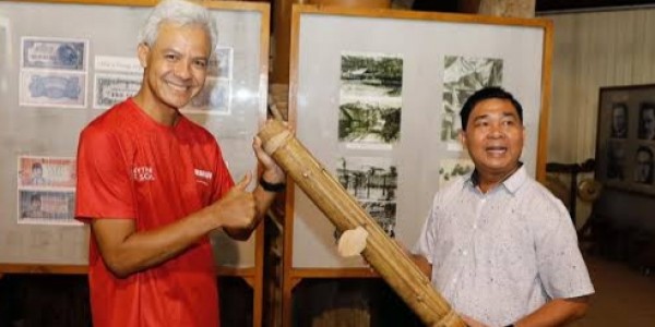 Kunjungi Nias, Ganjar Pranowo Diberi Hadiah Tutuhao dan Buku