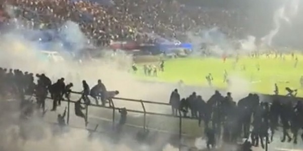IPW: Sesuai Aturan FIFA, Penggunaan Gas Air Mata di Stadion Sepak Bola Dilarang