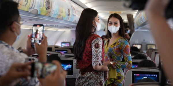 Fashion Show 35 Ribu Kaki, Awak Batik Air Peragakan Outfit Batik Daerah