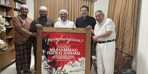 Lieus dan Alvin Lim Serahkan Penghargaan dari Lima Tokoh Nasional Kepada Habib Rizieq