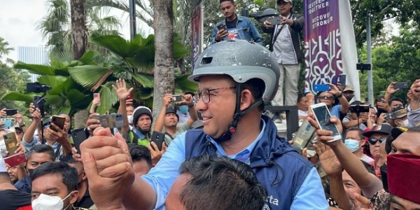 Tiba di Balai Kota, Ribuan Warga Teriakkan Seruan 'Anies Presiden'!