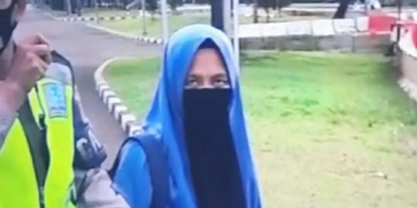 Wanita Bercadar yang Diduga Todong Paspampres Diamankan di Polres Jakpus