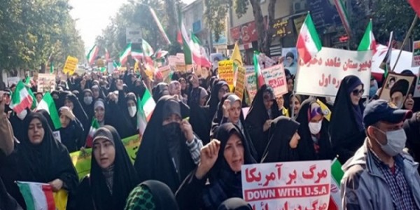 Perempuan-perempuan Berjilbab Iran Turun ke Jalan Teriakkan 'Mampus Amerika.