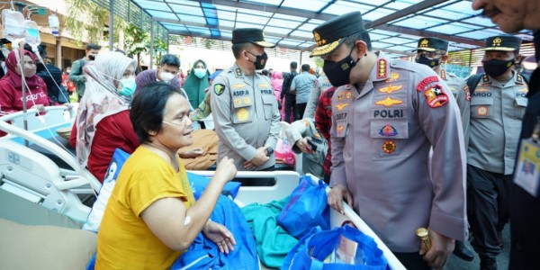 Pastikan Warga dapat Bantuan Maksimal, Kapolri Tinjau Lokasi Gempa Bumi Cianjur