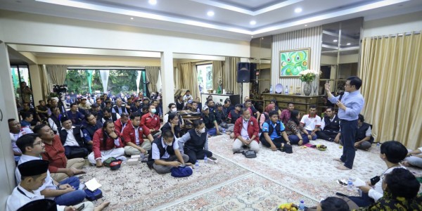 Ratusan Buruh Geruduk Rumah Dinas Cak Imin