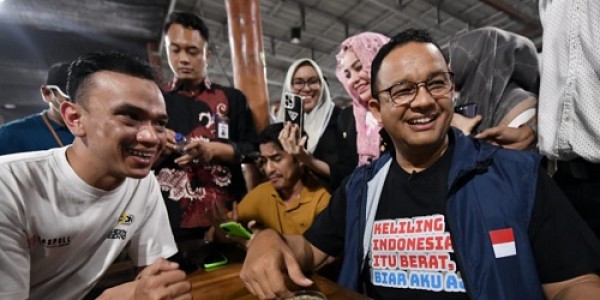 Kaos Anies Ketika Mengunjungi Warung Kopi di Aceh Bikin Salfok