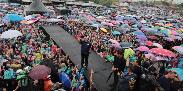 Massa Anies Tak Bubar Meski Turun Hujan, Padang Memang Luar Biasa
