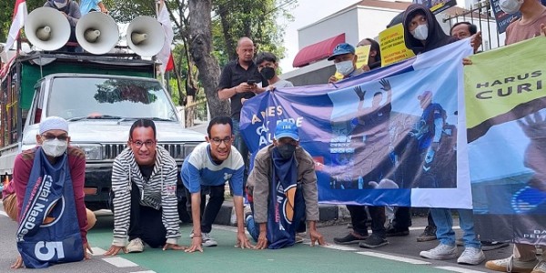 Tuding Curi Start Kampanye, Demonstran Desak Bawaslu Beri Anies Kartu Merah