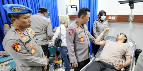 Jenguk Korban Bom Mapolsek Astana Anyar, Kapolri: Tetap Semangat