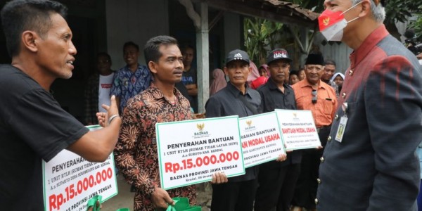 Terus Turunkan Kemiskinan, Ganjar Pranowo beri Bantuan Warga di Kendal