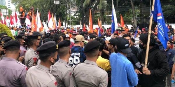 Mau Bertemu Komisioner KPU, Massa Partai Prima Saling Dorong dengan Polisi