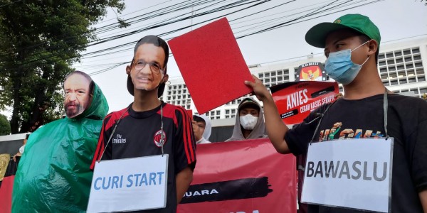 Aksi Teatrikal di Bawaslu, Aktivis Beri Kartu Merah ke Anies