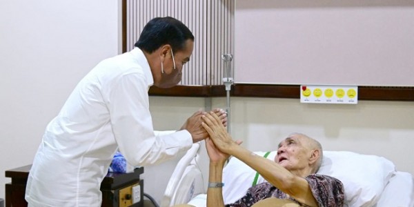 Jokowi Jenguk Try Sutrisno di RSPAD Gatot Soebroto