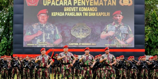 Disematkan Baret Merah Kopassus, Kapolri: Penghargaan bagi Seluruh Anggota Polri