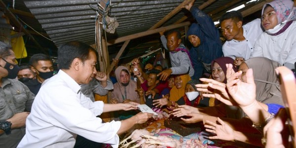 Presiden Jokowi Serahkan Bantuan Sosial pada Pedagang