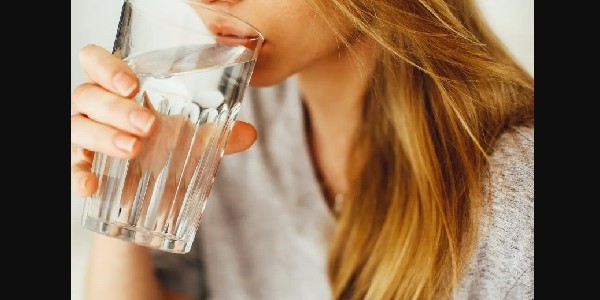 Cukup Minum Air Mampu tunda Penuaan dan Penyakit Kronis
