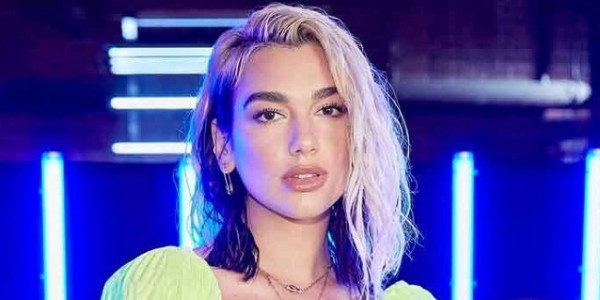 Pose Yoga Dua Lipa Bikin Pengguna Instagram Tercengang 