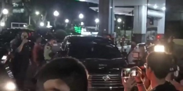 Keluar Gedung DPRD DKI Jakarta, KPK Bawa 7 Koper yang Diduga Berisi Berkas-berkas 